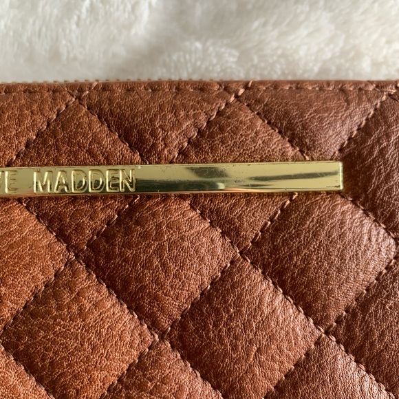 Steve Madden Quilted Wallet - Picture 2 of 8